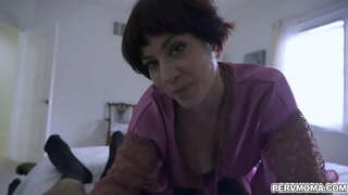 Mam Horny Jessica Ryan bíonn i di leasmhac a tarraing a óga dick