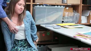 Шатенка попалась на краже в магазине и офицер наказывает ее. Он ощупывает ее маленькие сиськи, и заставляет ее дать ему минет, а затем трахает ее в киску