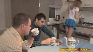 Шалені молода дружина зраджує чоловікові