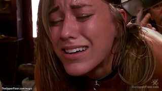 Байланышкан брюнетка рабыня нарын төмөнкү ич Райлинн Рей сидит на корточках карата вибраторе карата палочке жана вибрирует менен эки шлюхами, андан кийин Кейси менен Калверт трахается в анал бул БДСМ вечеринке жогорку кабатында