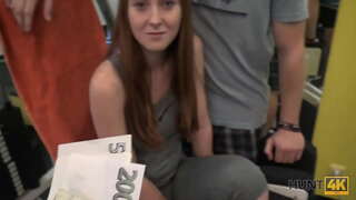 HUNT4K. Cuckold për të holla leje hunter për të fuck tij GF në palestër bosh