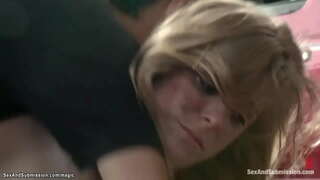 בלונדינית סקסית פני פקס ביקורים מטורף מכונאי טומי האקדח היא פגשה אצל המטפל אבל הוא גובר עליה ומזיין עם זין ענק על כל החנות.