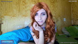 Gadis meunang gumbira aya di hareupeun layar