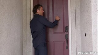 Matka Ewa Нотти wsadza swoją ciasną cipkę na ogromny członek, aż jej ogromne cycki bujanie