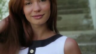 Upea Euroopan teini Carolizi pelleily ulkona