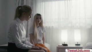 Kenzie Reeves parmaklar ve yalıyor ona Schoolmate Anny Auroras kedi Kenzie Reeves parmaklar ve yalıyor ona Schoolmate Anny Auroras kedi