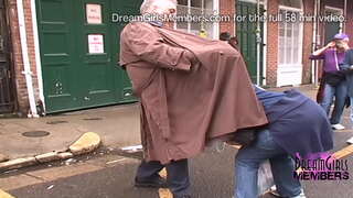 Te Milfs Bhuail Na Sráideanna Le Haghaidh Coirníní I New Orleans