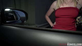 ���्ट्रीट वाकर द्वारा उठाया जाता है 2 सींग का बना हुआ दोस्तों और एक बड़ा डिक लेता है