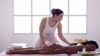 איך ליבע מיין לעסביאַן masseur ס ריזיק בובז